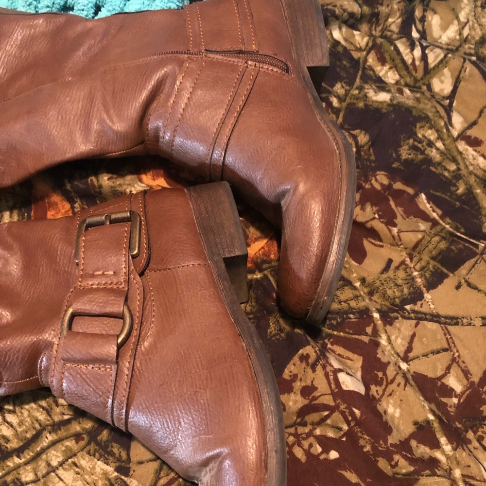 Up to calves, brown zip boots